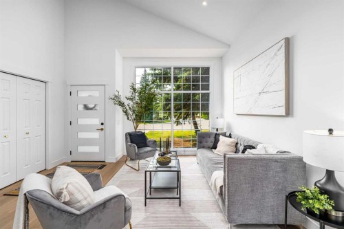 28 Sunlake Circle Se, Calgary, AB - Indoor Photo Showing Living Room