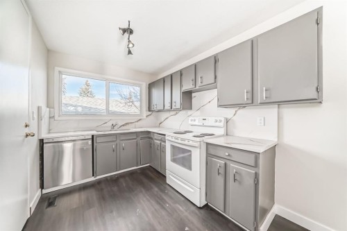 404 Acacia Drive Se, Airdrie, AB - Indoor Photo Showing Kitchen