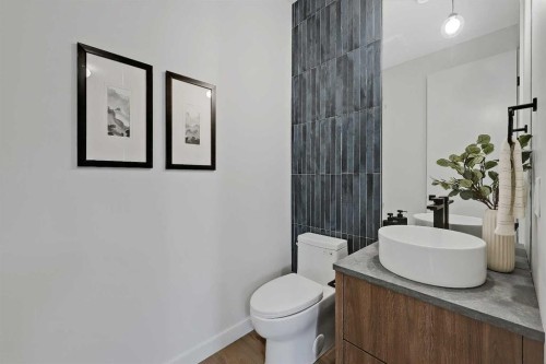 4320 Centre A Street Ne, Calgary, AB - Indoor Photo Showing Bathroom