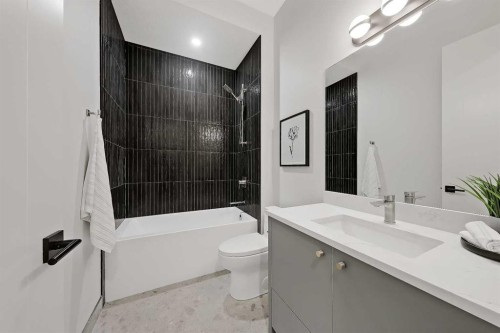4320 Centre A Street Ne, Calgary, AB - Indoor Photo Showing Bathroom