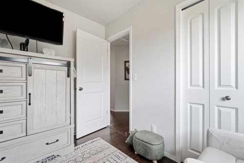 149 Riverglen Close Se, Calgary, AB - Indoor Photo Showing Bedroom
