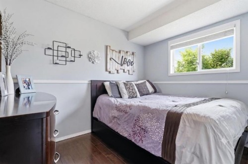 149 Riverglen Close Se, Calgary, AB - Indoor Photo Showing Bedroom
