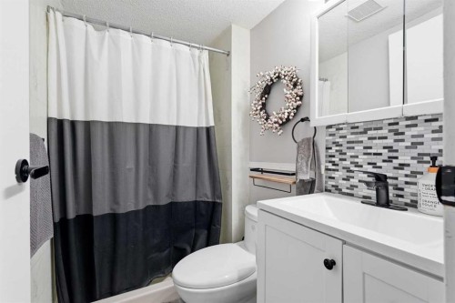 149 Riverglen Close Se, Calgary, AB - Indoor Photo Showing Bathroom