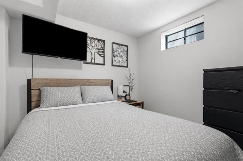 149 Riverglen Close Se, Calgary, AB - Indoor Photo Showing Bedroom