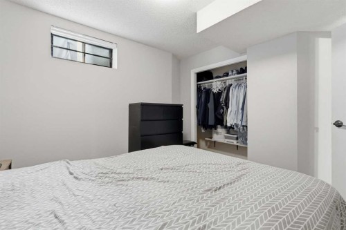 149 Riverglen Close Se, Calgary, AB - Indoor Photo Showing Bedroom