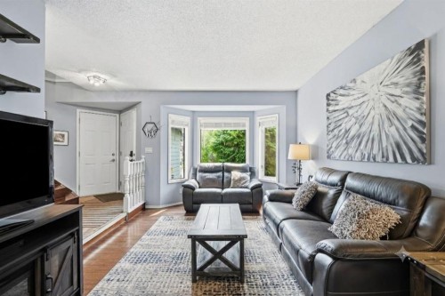 149 Riverglen Close Se, Calgary, AB - Indoor Photo Showing Living Room