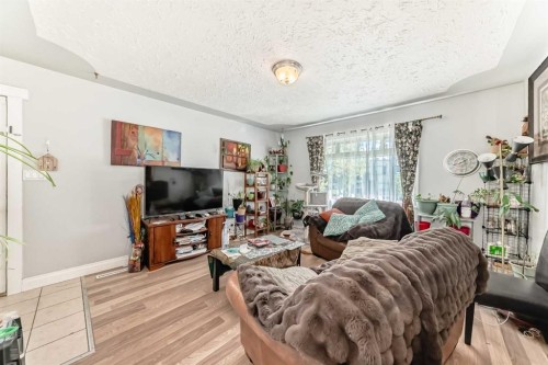4004 7 Avenue Sw, Calgary, AB - Indoor Photo Showing Living Room