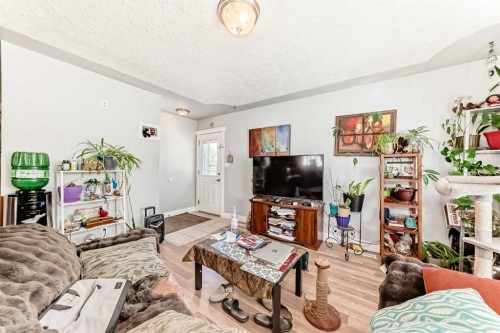 4004 7 Avenue Sw, Calgary, AB - Indoor Photo Showing Living Room