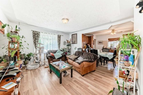 4004 7 Avenue Sw, Calgary, AB - Indoor Photo Showing Living Room