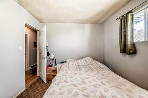 4004 7 Avenue Sw, Calgary, AB - Indoor Photo Showing Bedroom