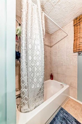 4004 7 Avenue Sw, Calgary, AB - Indoor Photo Showing Bathroom