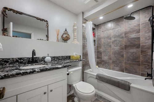 34 Cascade Place, Cochrane, AB - Indoor Photo Showing Bathroom