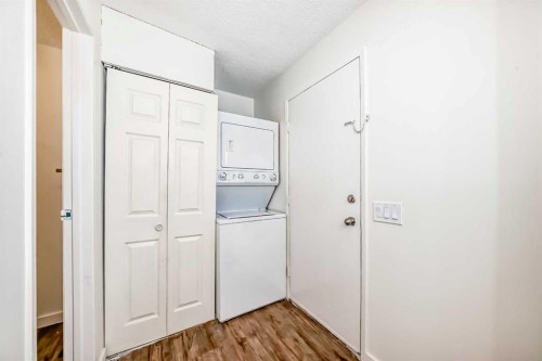25 Erin Ridge Road Se, Calgary, AB - Indoor Photo Showing Laundry Room
