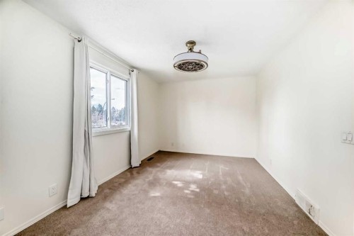 25 Erin Ridge Road Se, Calgary, AB - Indoor Photo Showing Other Room