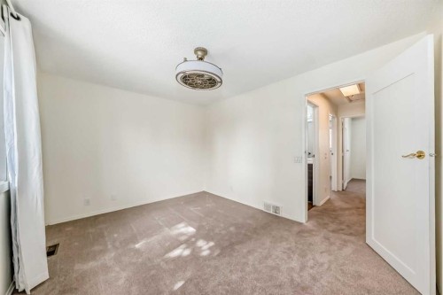 25 Erin Ridge Road Se, Calgary, AB - Indoor Photo Showing Other Room
