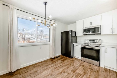 25 Erin Ridge Road Se, Calgary, AB - Indoor Photo Showing Kitchen