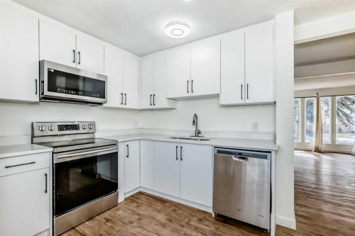 25 Erin Ridge Road Se, Calgary, AB - Indoor Photo Showing Kitchen
