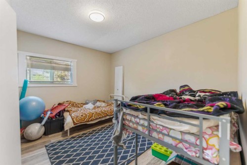1407 28 Street Sw, Calgary, AB - Indoor Photo Showing Bedroom