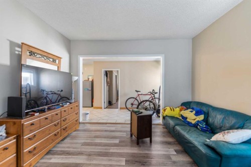 1407 28 Street Sw, Calgary, AB - Indoor Photo Showing Living Room