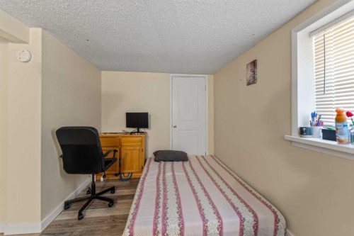 1407 28 Street Sw, Calgary, AB - Indoor Photo Showing Bedroom