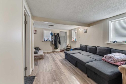 1407 28 Street Sw, Calgary, AB - Indoor Photo Showing Living Room