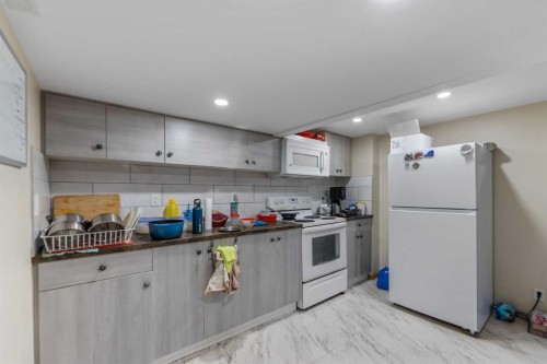 1407 28 Street Sw, Calgary, AB - Indoor Photo Showing Kitchen