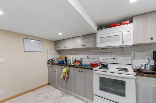 1407 28 Street Sw, Calgary, AB - Indoor Photo Showing Kitchen