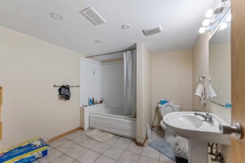 1407 28 Street Sw, Calgary, AB - Indoor Photo Showing Bathroom