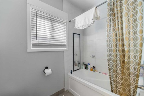 1407 28 Street Sw, Calgary, AB - Indoor Photo Showing Bathroom