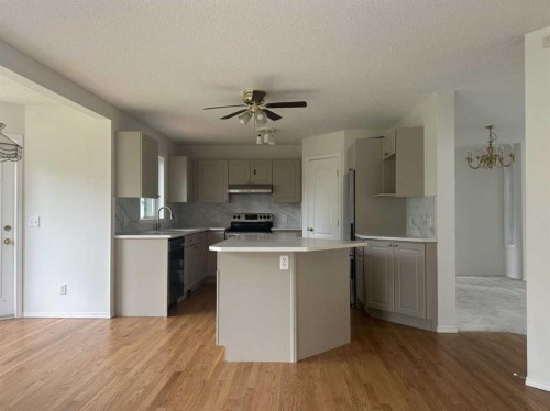 151 Citadel Green Nw, Calgary, AB - Indoor Photo Showing Kitchen