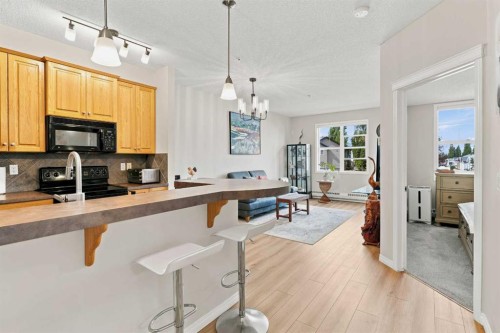 208-25 Prestwick Drive Se, Calgary, AB - Indoor Photo Showing Other Room