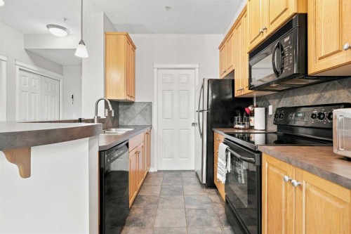 208-25 Prestwick Drive Se, Calgary, AB - Indoor Photo Showing Kitchen