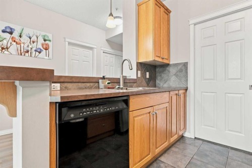 208-25 Prestwick Drive Se, Calgary, AB - Indoor Photo Showing Kitchen