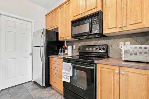 208-25 Prestwick Drive Se, Calgary, AB - Indoor Photo Showing Kitchen