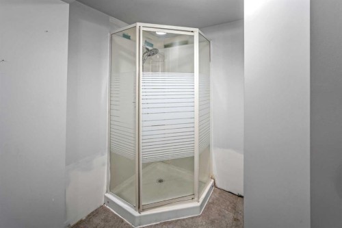 227 Manora Crescent Ne, Calgary, AB - Indoor Photo Showing Bathroom