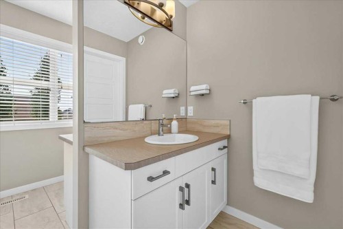 195 Mahogany Passage Se, Calgary, AB - Indoor Photo Showing Bathroom