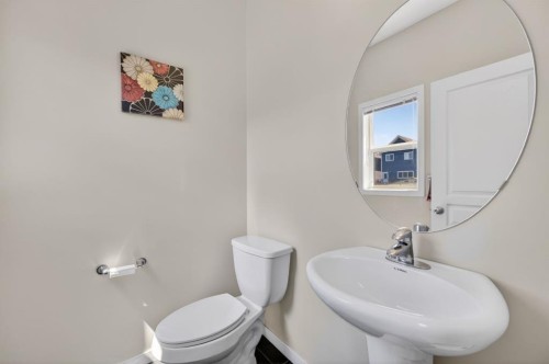 218 River Heights Green, Cochrane, AB - Indoor Photo Showing Bathroom