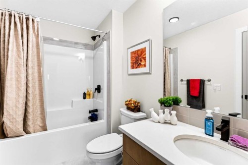 43 Hotchkiss Row Se, Calgary, AB - Indoor Photo Showing Bathroom