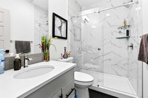 43 Hotchkiss Row Se, Calgary, AB - Indoor Photo Showing Bathroom