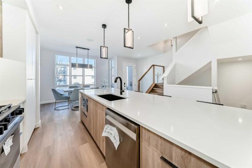 1607 37 Avenue Sw, Calgary, AB - Indoor Photo Showing Kitchen With Upgraded Kitchen
