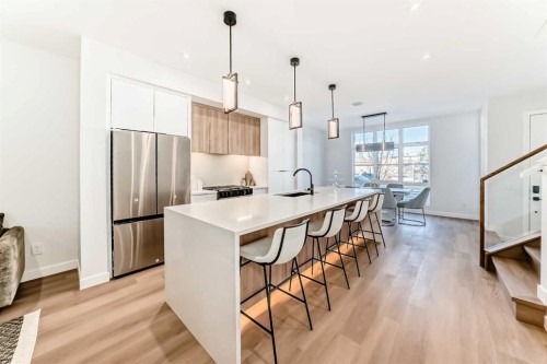 1607 37 Avenue Sw, Calgary, AB - Indoor Photo Showing Kitchen With Upgraded Kitchen