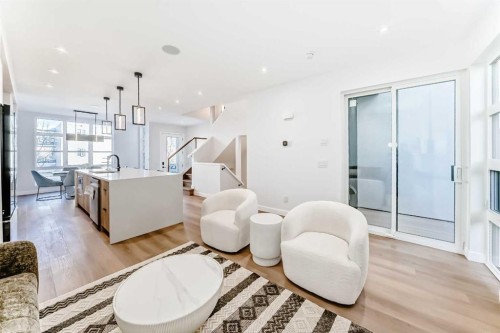 1607 37 Avenue Sw, Calgary, AB - Indoor Photo Showing Living Room