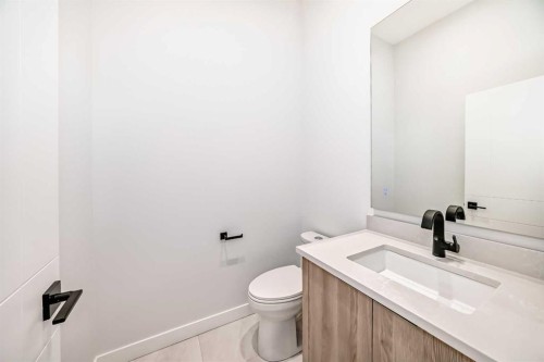 1607 37 Avenue Sw, Calgary, AB - Indoor Photo Showing Bathroom