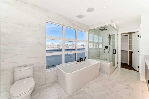 1607 37 Avenue Sw, Calgary, AB - Indoor Photo Showing Bathroom