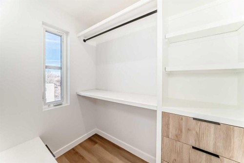 1607 37 Avenue Sw, Calgary, AB - Indoor With Storage