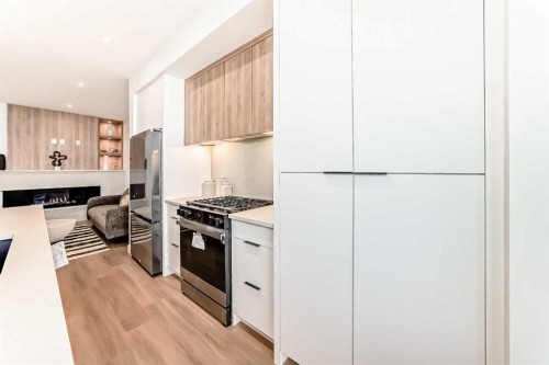 1607 37 Avenue Sw, Calgary, AB - Indoor Photo Showing Kitchen With Upgraded Kitchen