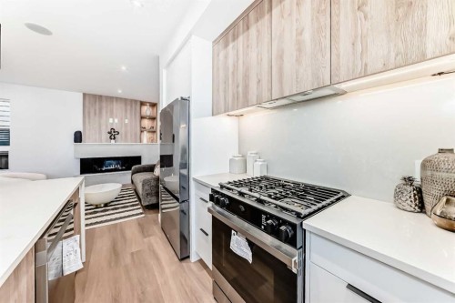 1607 37 Avenue Sw, Calgary, AB - Indoor Photo Showing Kitchen With Upgraded Kitchen