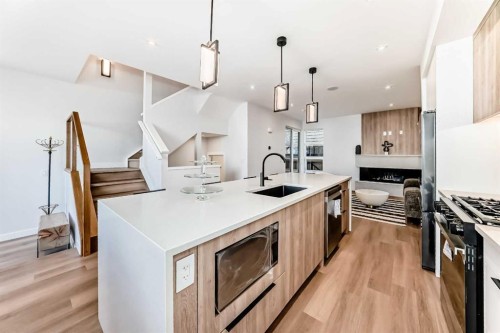 1607 37 Avenue Sw, Calgary, AB - Indoor Photo Showing Kitchen With Upgraded Kitchen