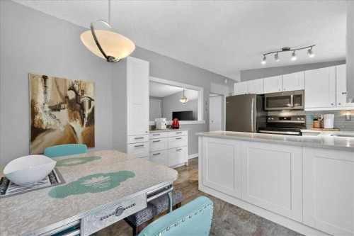 1123 48 Avenue Nw, Calgary, AB - Indoor Photo Showing Kitchen
