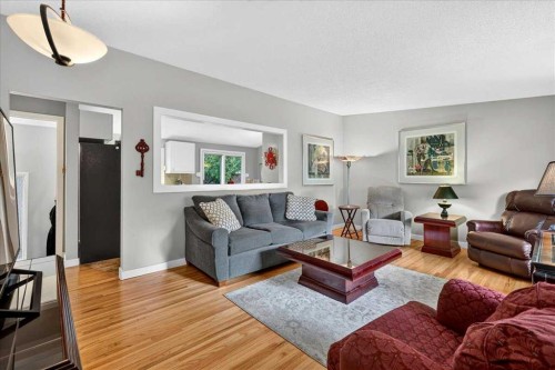 1123 48 Avenue Nw, Calgary, AB - Indoor Photo Showing Living Room